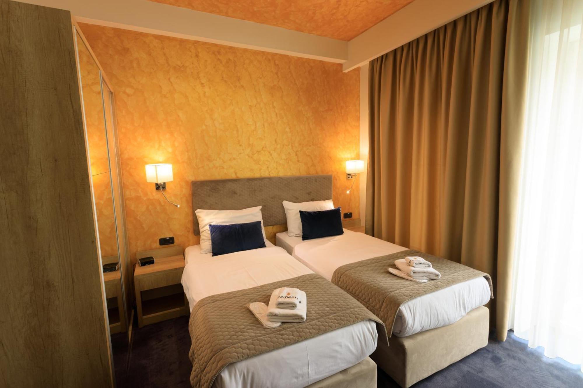 Hotel Elements โนวีปาซาร์ ภายนอก รูปภาพ